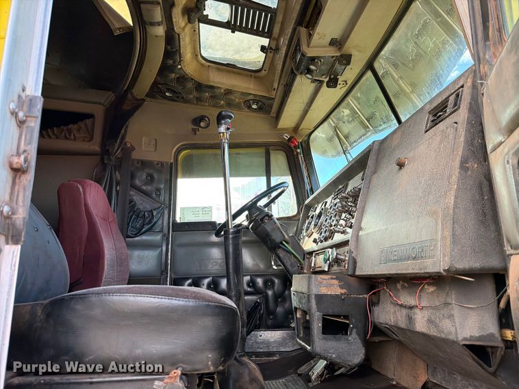 image for item ED5127 2000 Kenworth W900L semi truck