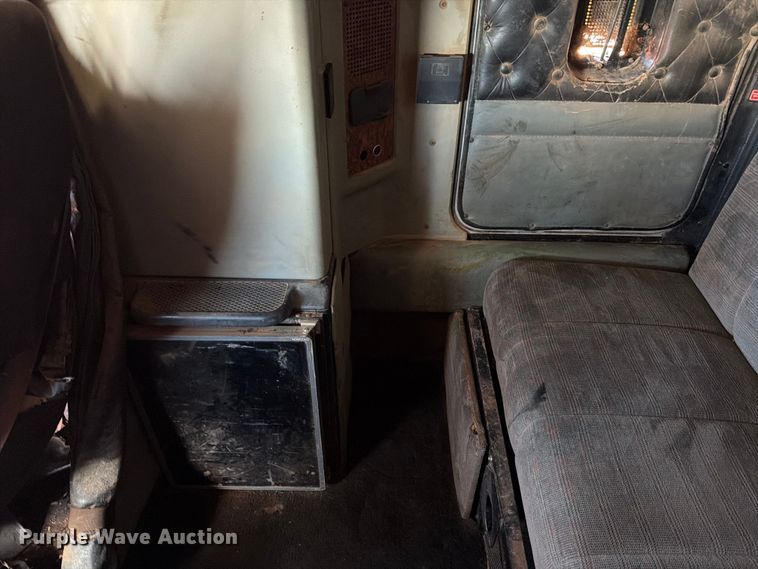 image for item ED5127 2000 Kenworth W900L semi truck