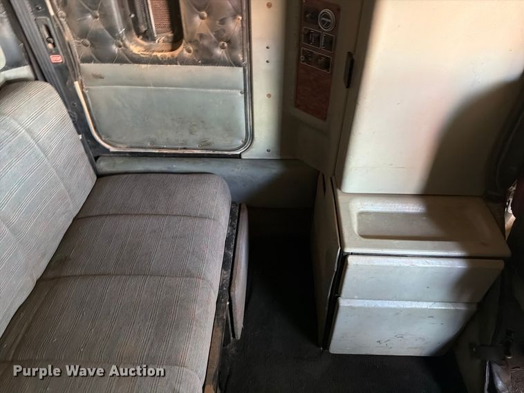 image for item ED5127 2000 Kenworth W900L semi truck