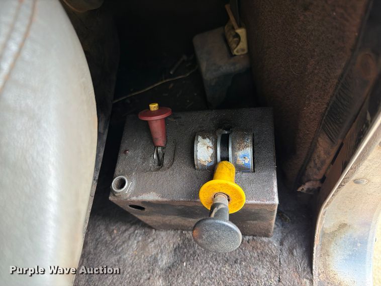 image for item ED5127 2000 Kenworth W900L semi truck