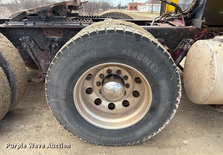 image for item ED5127 2000 Kenworth W900L semi truck