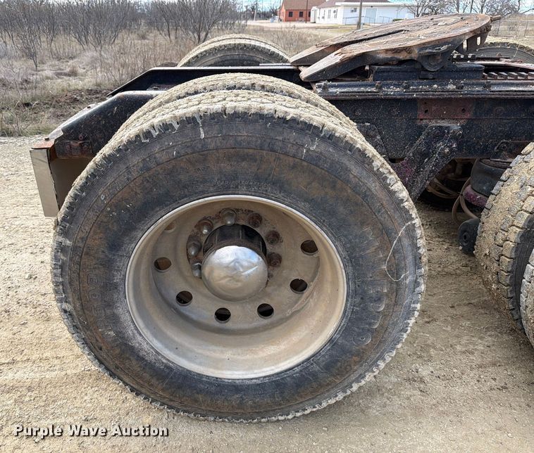 image for item ED5127 2000 Kenworth W900L semi truck