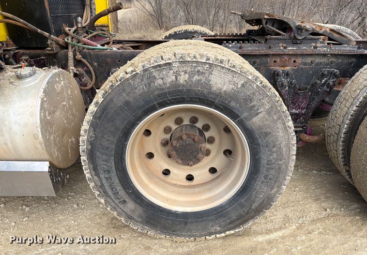 image for item ED5127 2000 Kenworth W900L semi truck