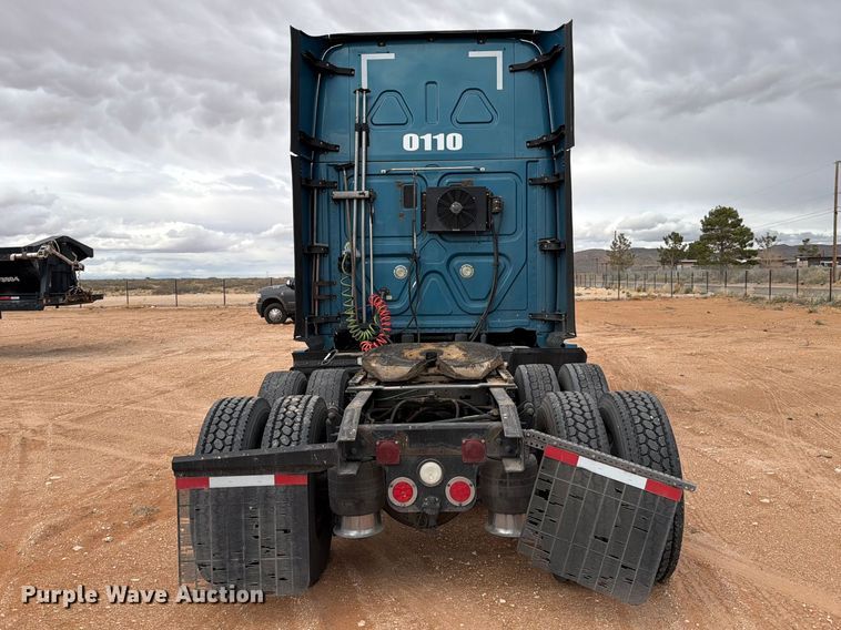 image for item ED5158 2016 Freightliner Cascadia 125 semi truck