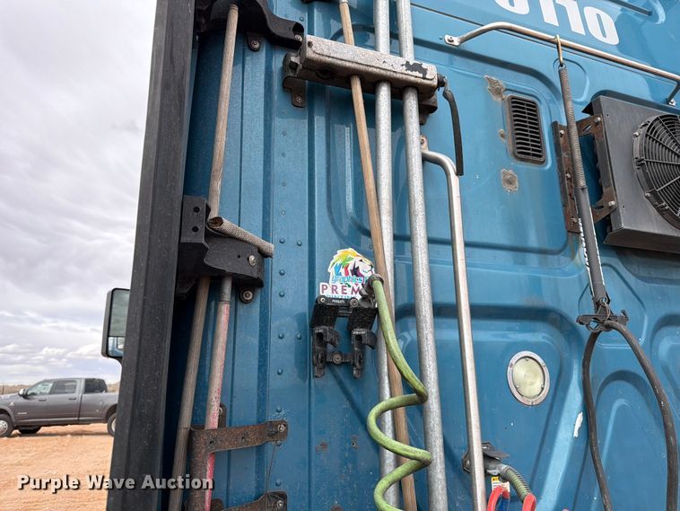 image for item ED5158 2016 Freightliner Cascadia 125 semi truck