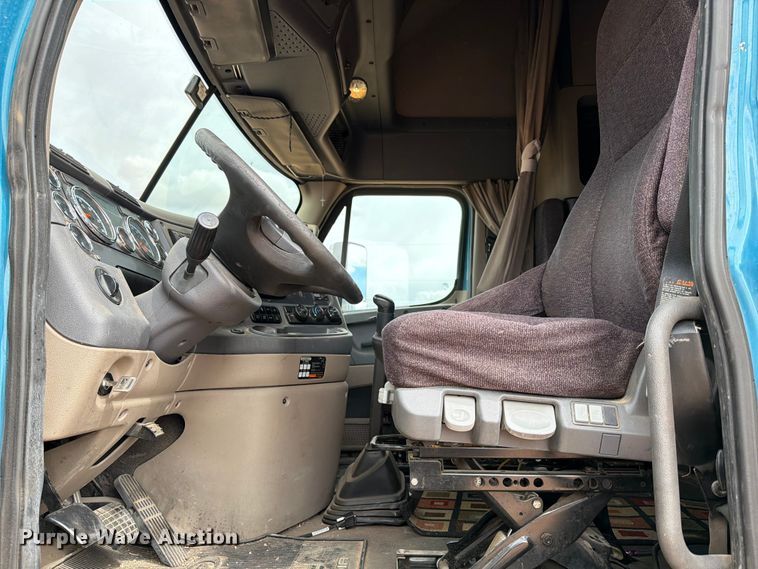 image for item ED5158 2016 Freightliner Cascadia 125 semi truck