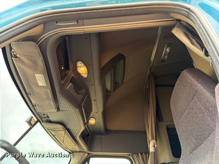 image for item ED5158 2016 Freightliner Cascadia 125 semi truck