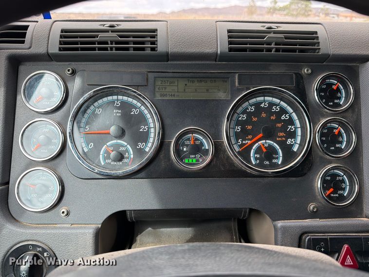 image for item ED5158 2016 Freightliner Cascadia 125 semi truck