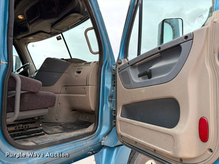 image for item ED5158 2016 Freightliner Cascadia 125 semi truck