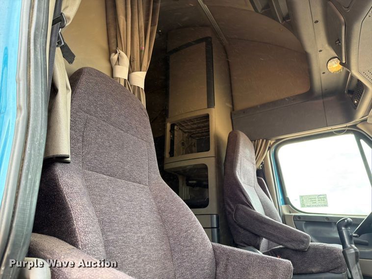 image for item ED5158 2016 Freightliner Cascadia 125 semi truck