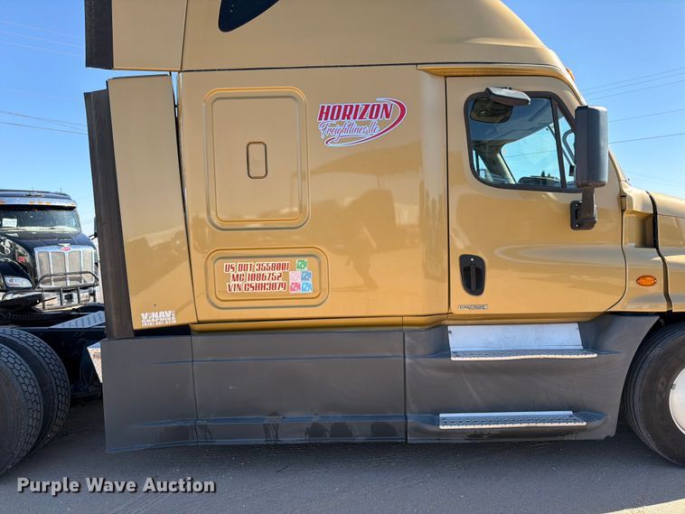image for item ED5162 2016 Freightliner Cascadia 125 semi truck