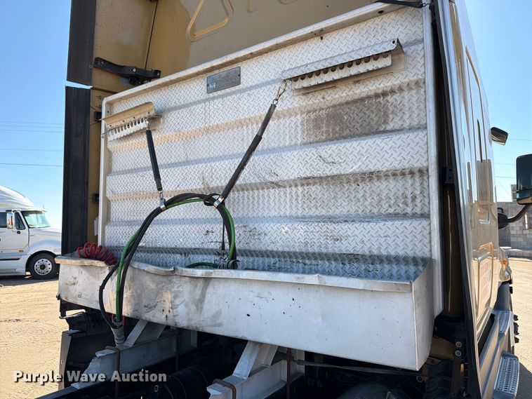 image for item ED5162 2016 Freightliner Cascadia 125 semi truck