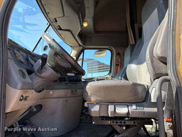 image for item ED5162 2016 Freightliner Cascadia 125 semi truck