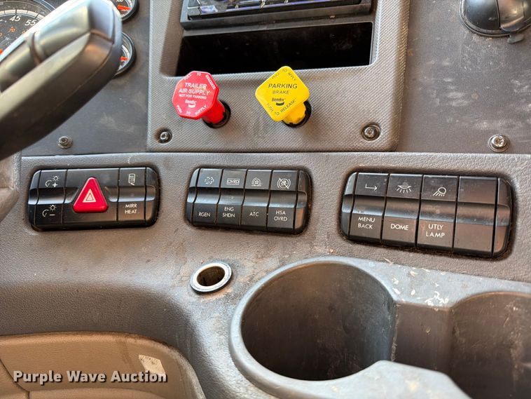 image for item ED5162 2016 Freightliner Cascadia 125 semi truck