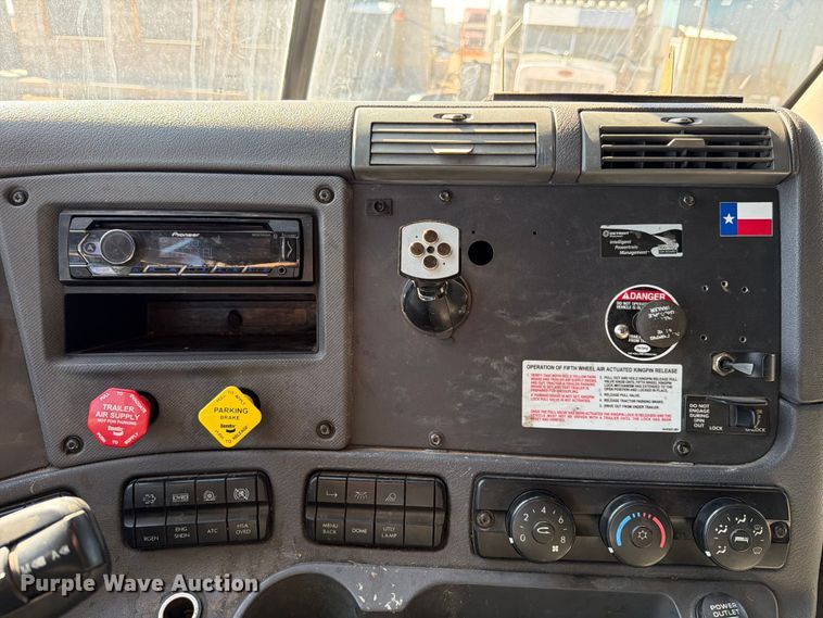 image for item ED5162 2016 Freightliner Cascadia 125 semi truck