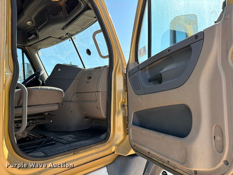 image for item ED5162 2016 Freightliner Cascadia 125 semi truck