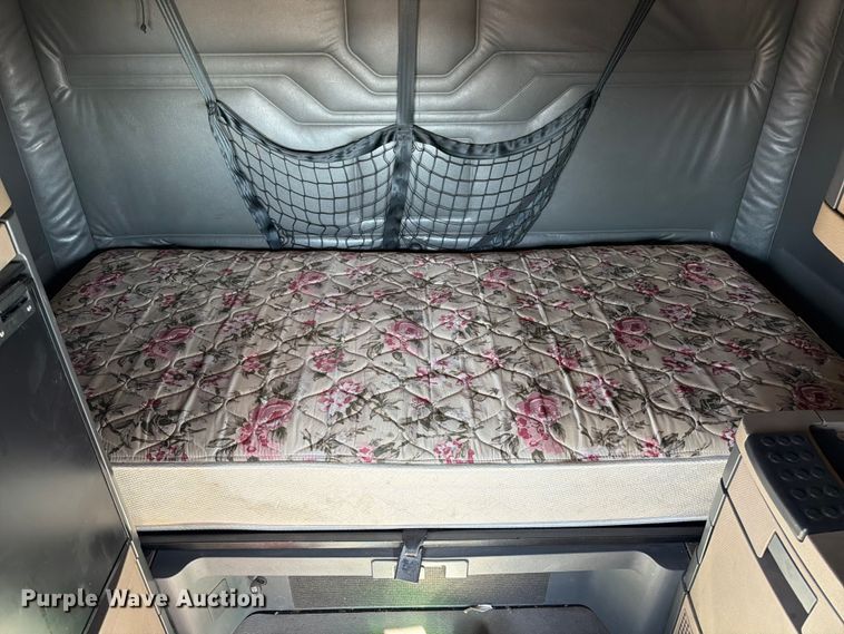 image for item ED5162 2016 Freightliner Cascadia 125 semi truck