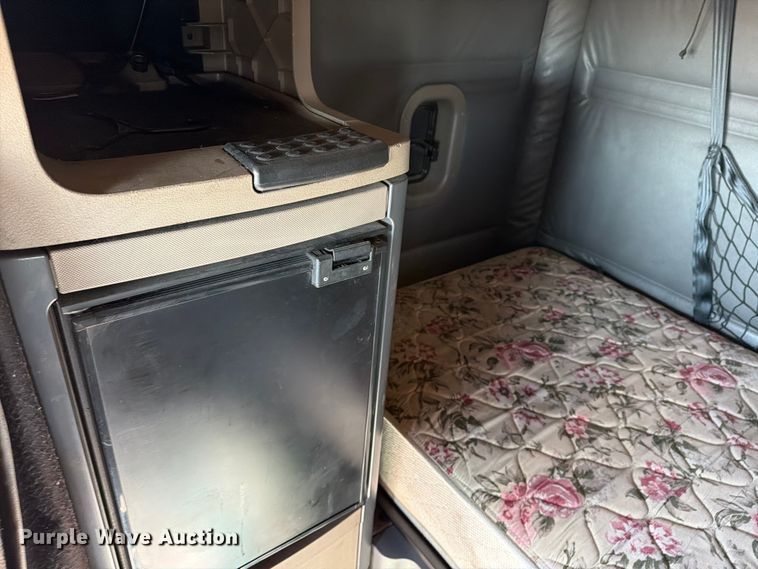 image for item ED5162 2016 Freightliner Cascadia 125 semi truck