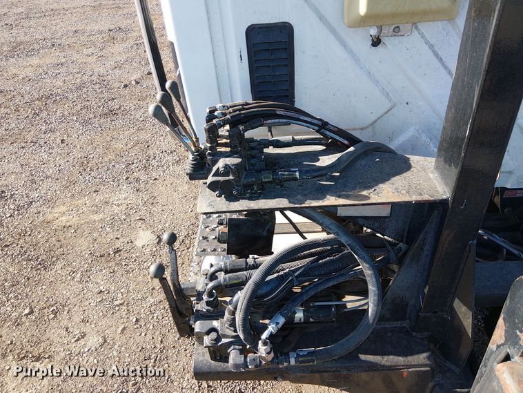 image for item EE5180 2013 International 7600 roll-off container truck