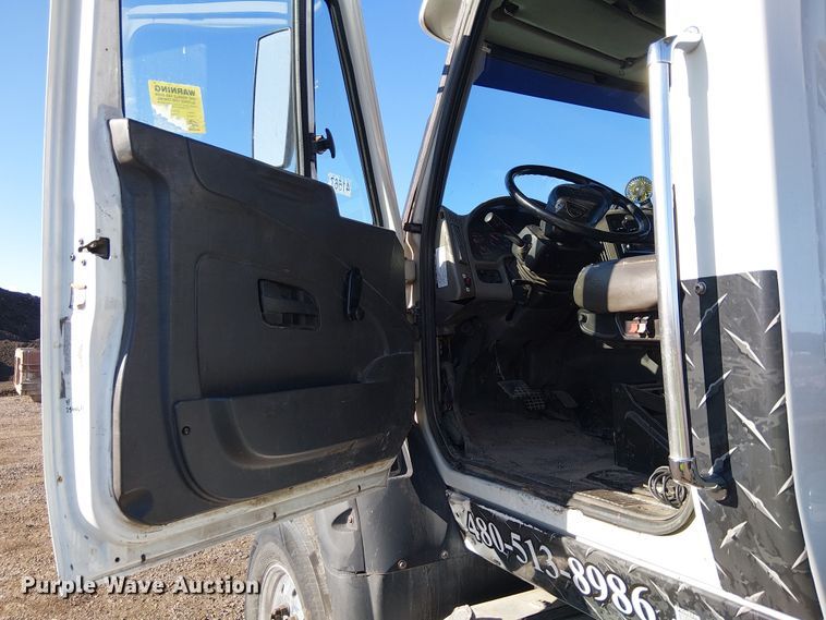 image for item EE5180 2013 International 7600 roll-off container truck