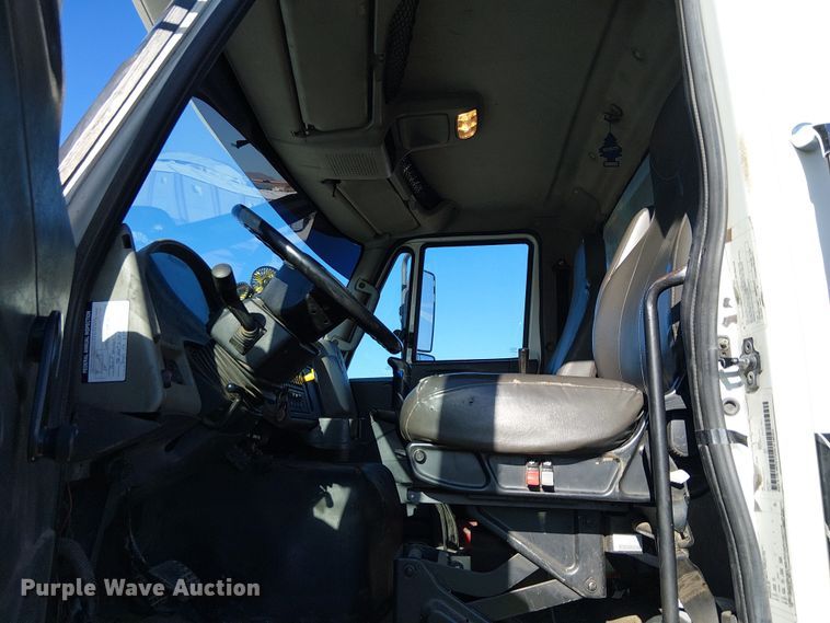 image for item EE5180 2013 International 7600 roll-off container truck