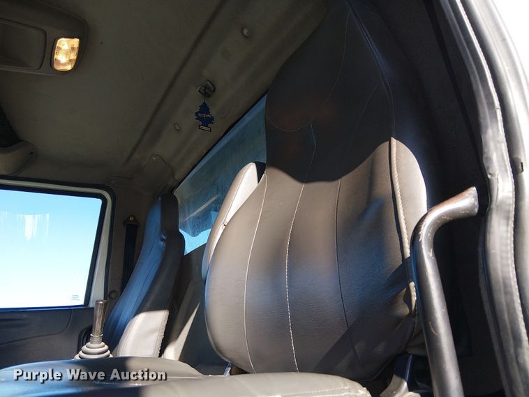 image for item EE5180 2013 International 7600 roll-off container truck