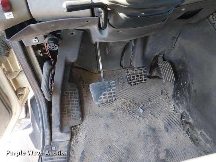 image for item EE5180 2013 International 7600 roll-off container truck