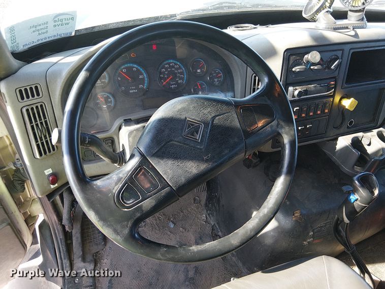 image for item EE5180 2013 International 7600 roll-off container truck