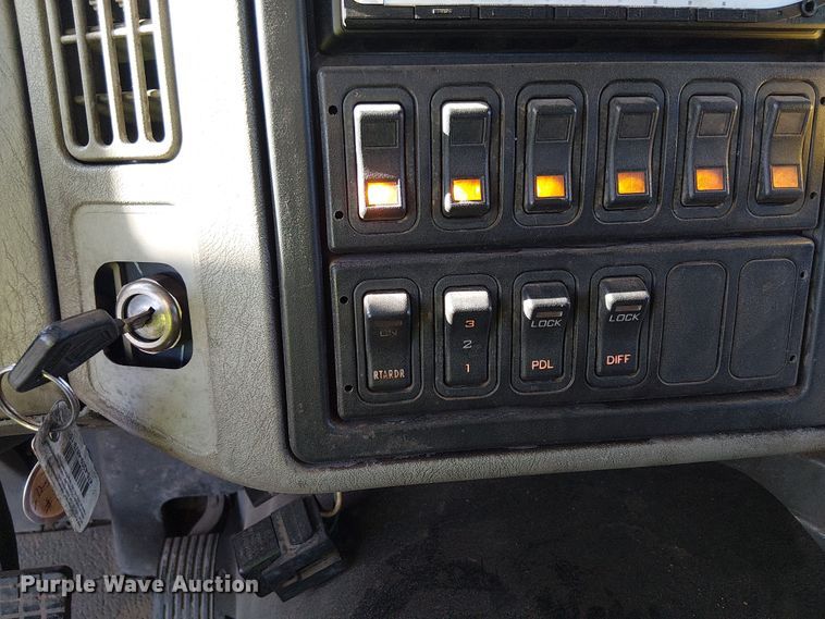 image for item EE5180 2013 International 7600 roll-off container truck