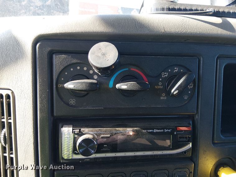 image for item EE5180 2013 International 7600 roll-off container truck