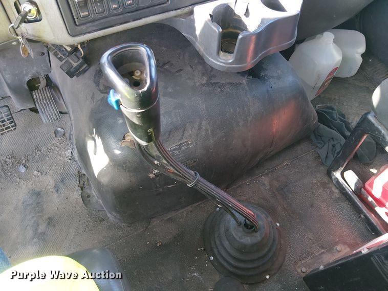 image for item EE5180 2013 International 7600 roll-off container truck