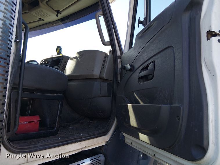 image for item EE5180 2013 International 7600 roll-off container truck