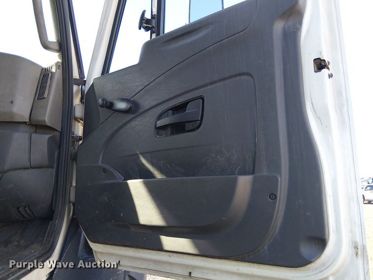 image for item EE5180 2013 International 7600 roll-off container truck