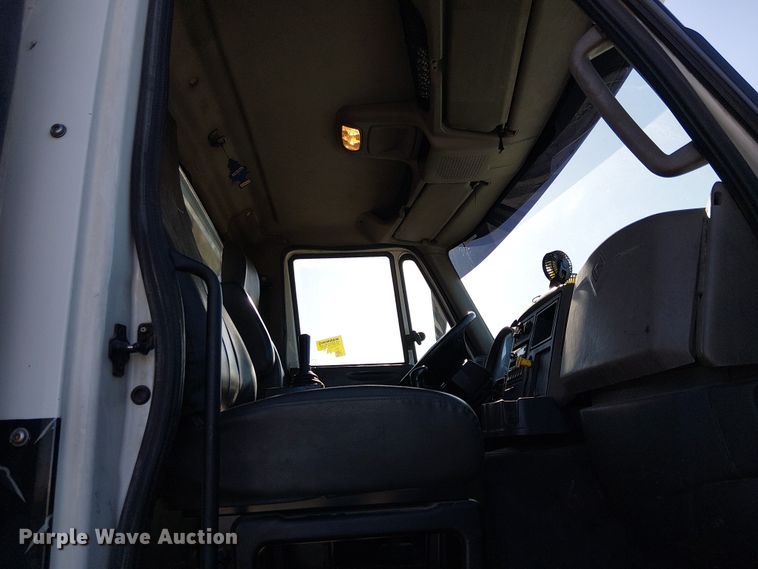 image for item EE5180 2013 International 7600 roll-off container truck