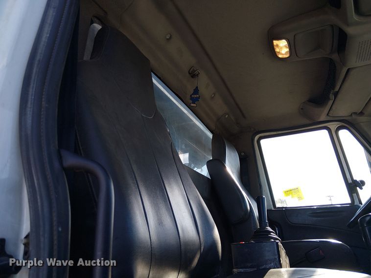 image for item EE5180 2013 International 7600 roll-off container truck