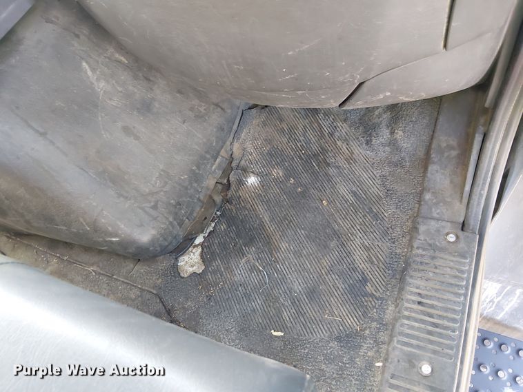 image for item EE5180 2013 International 7600 roll-off container truck