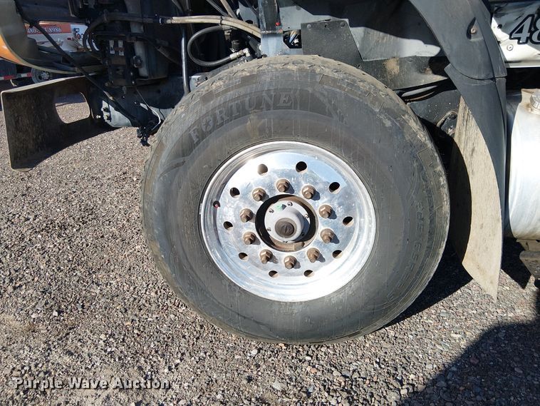 image for item EE5180 2013 International 7600 roll-off container truck