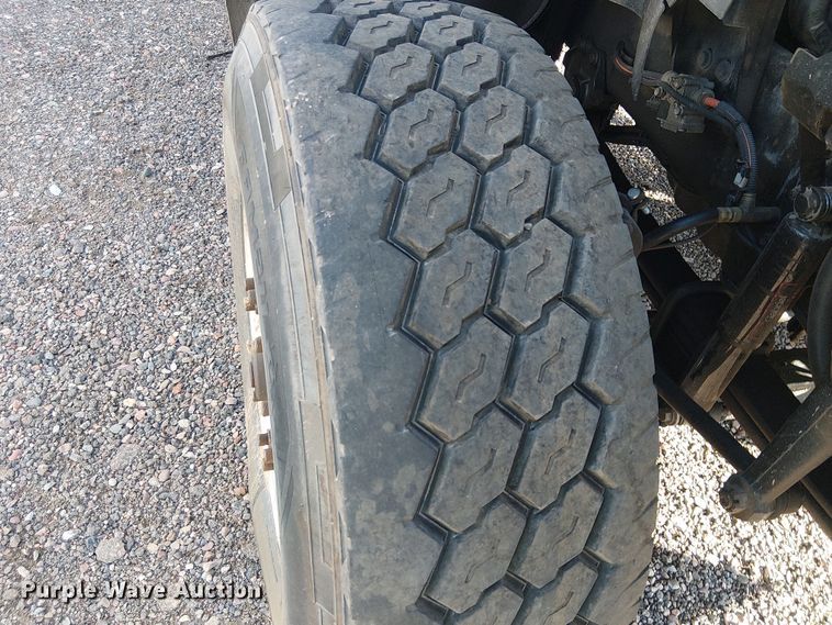 image for item EE5180 2013 International 7600 roll-off container truck