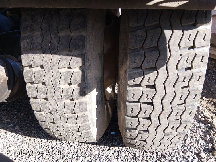 image for item EE5180 2013 International 7600 roll-off container truck