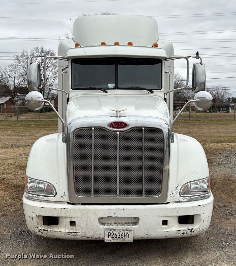 image for item EF1001 2013 Peterbilt 386 semi truck