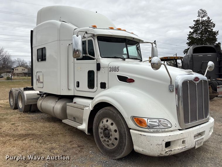 image for item EF1001 2013 Peterbilt 386 semi truck