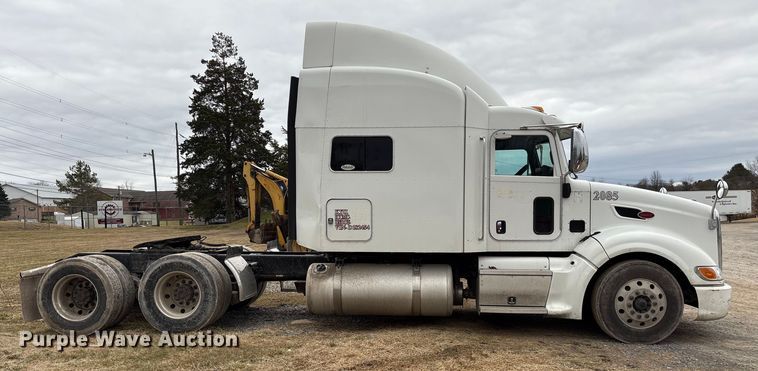 image for item EF1001 2013 Peterbilt 386 semi truck