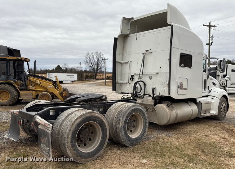 image for item EF1001 2013 Peterbilt 386 semi truck