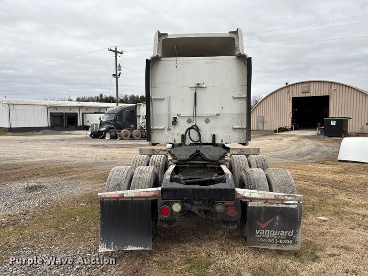 image for item EF1001 2013 Peterbilt 386 semi truck