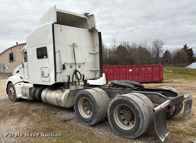 image for item EF1001 2013 Peterbilt 386 semi truck