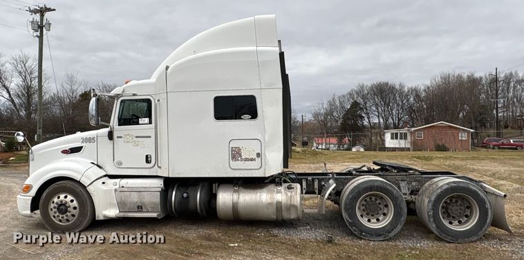 image for item EF1001 2013 Peterbilt 386 semi truck
