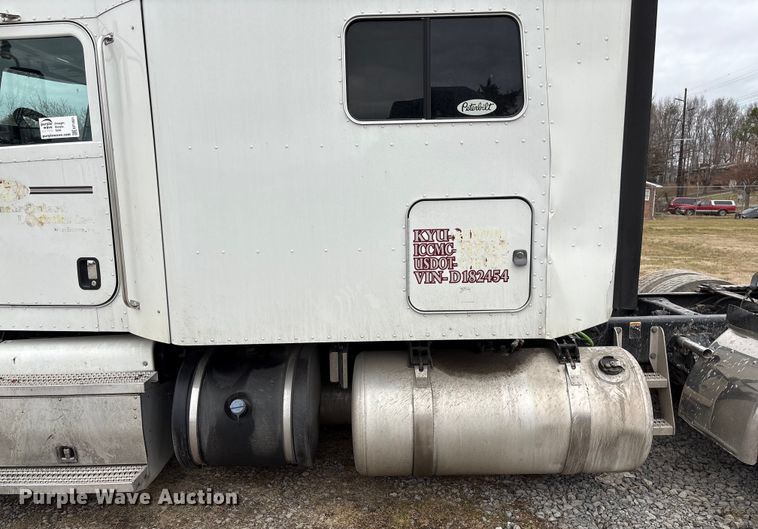 image for item EF1001 2013 Peterbilt 386 semi truck