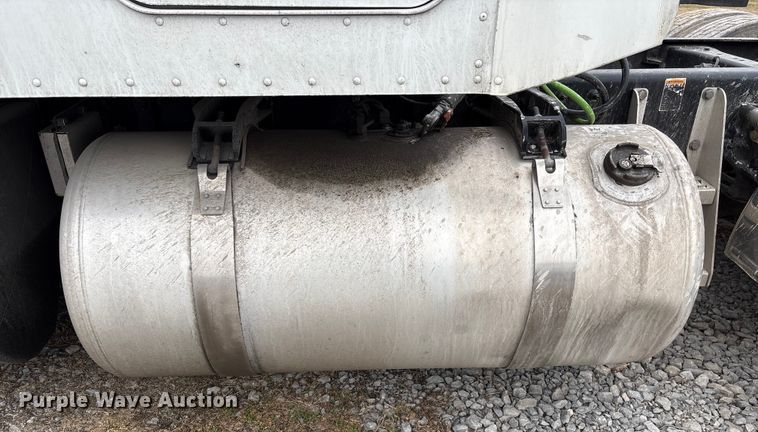 image for item EF1001 2013 Peterbilt 386 semi truck