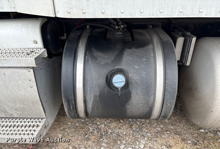 image for item EF1001 2013 Peterbilt 386 semi truck