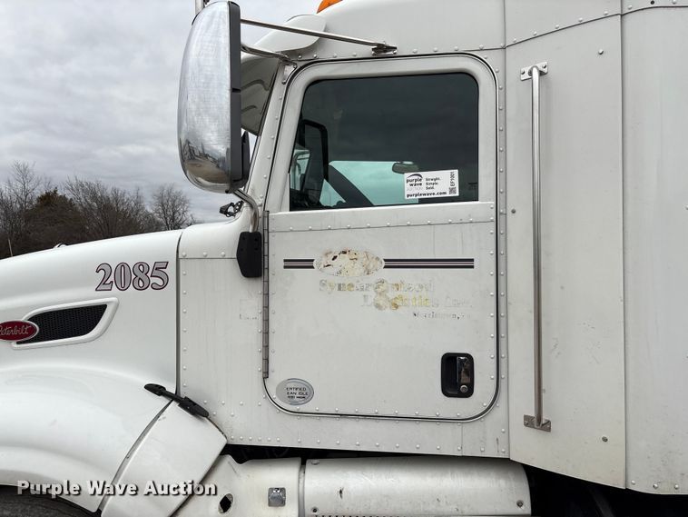image for item EF1001 2013 Peterbilt 386 semi truck